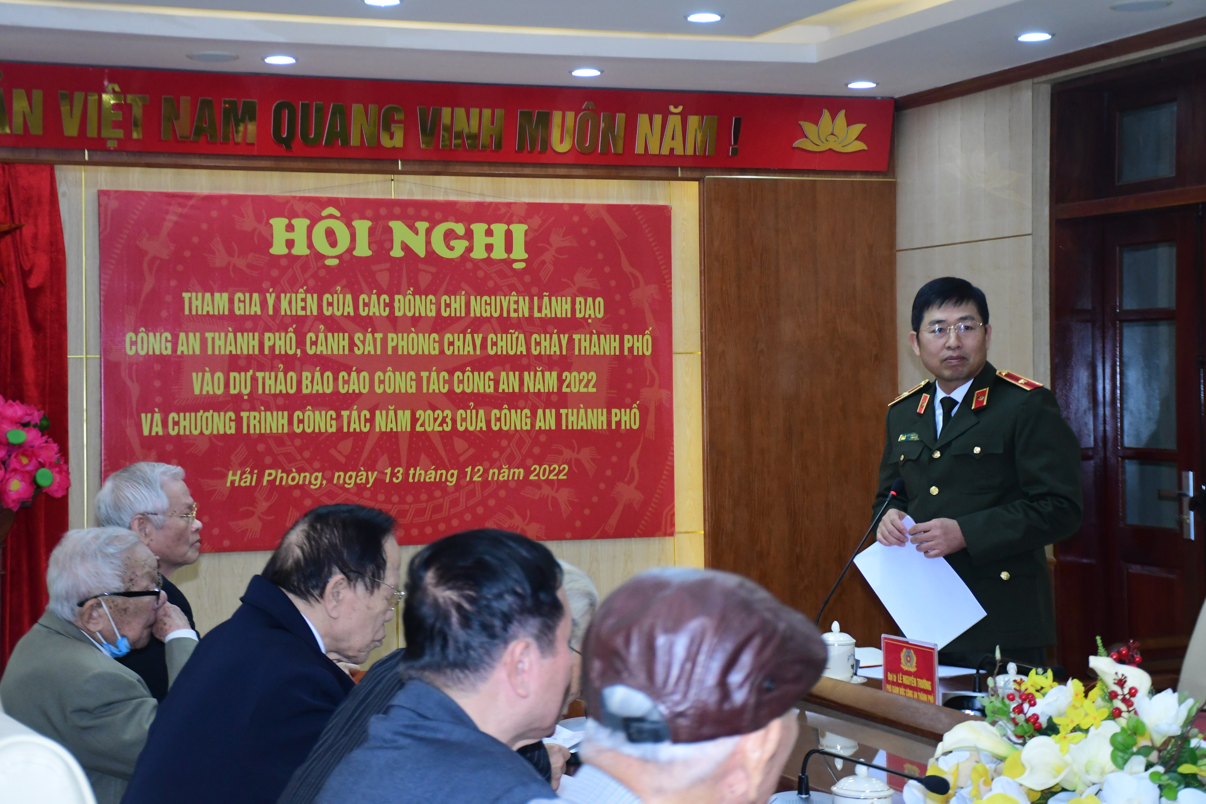 Các đồng chí nguyên lãnh đạo CATP, Cảnh sát PCCC thành phố tham gia ý kiến vào kết quả công tác năm 2022, Chương trình công tác Công an năm